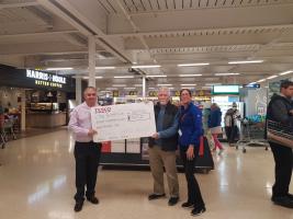 Venessa Barnes from TESCO presents Jim Nicholson from The Rotary Club of Thanet with the Bookshelf cheque. 